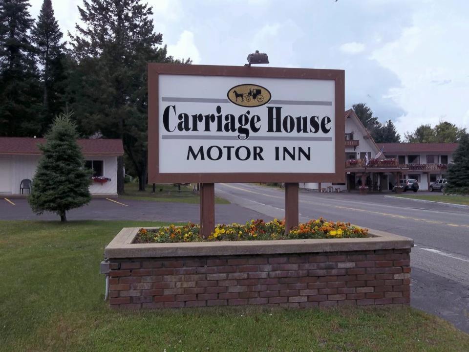 Carriage House Motor Inn เลคแพลซิด ภายนอก รูปภาพ